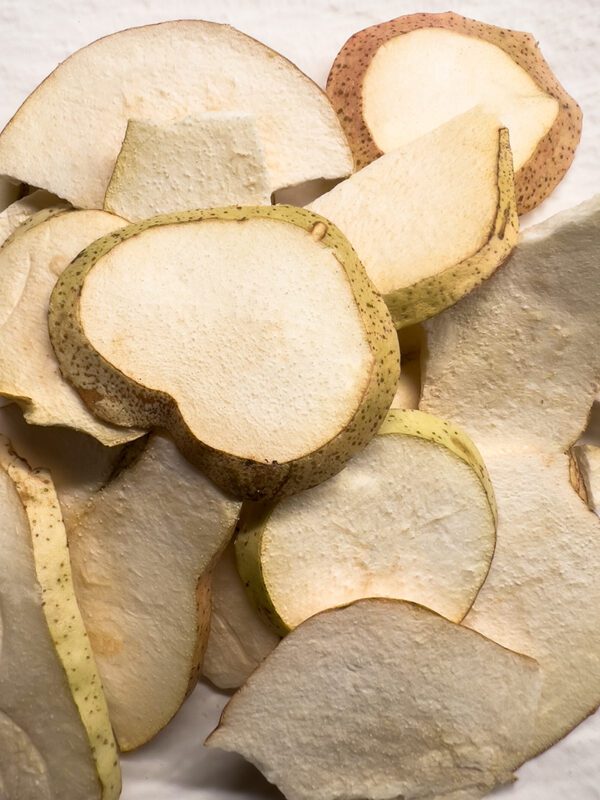 Liofilizowana gruszka w plasterkach jako łagodny owoc wspierający komfort jelit i regularność wypróżnień