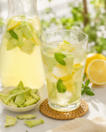 Lemoniada z cytryną, miętą i liofilizowanym melonem Johny Catch, podana z lodem w szklance i karafce.