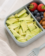 Lunchbox z liofilizowanym melonem Johny Catch, świeżymi truskawkami, borówkami i migdałami jako zdrowa przekąska na wynos.