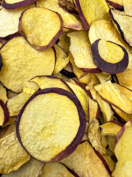 Zbliżenie na plasterki liofilizowanej nektarynki – naturalna, chrupiąca przekąska pełna witamin i smaku, bez cukru i dodatków.