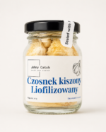 Sloiczek produktu Johny Catch – czosnek kiszony liofilizowany w szklanym opakowaniu z biala etykieta i czarna zakretka.