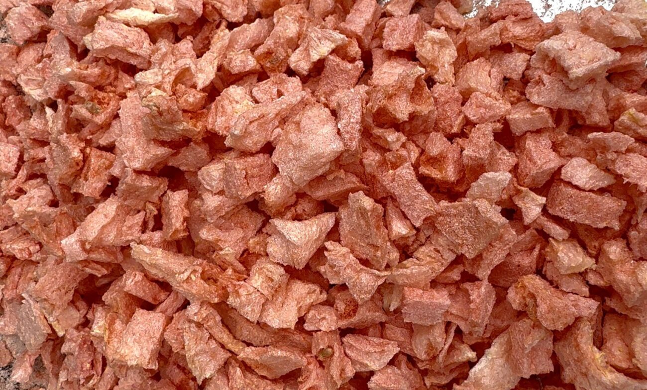 Liofilizowany arbuz w chrupiącej formie, pokrojony na drobne kawałki