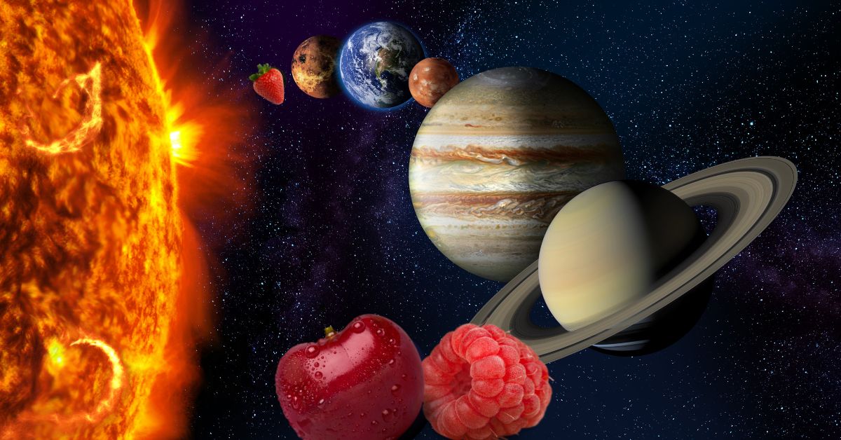 Planety Układu Słonecznego w przestrzeni kosmicznej z dodanymi owocami – truskawką, jabłkiem, maliną – symbolizującymi „kosmiczne jedzenie” w liofilizowanej formie.