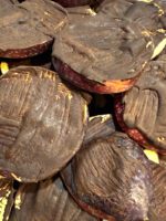 Plastry liofilizowanego jabłka pokryte cienką warstwą czekolady. Naturalna przekąska Johny Catch, wegańska, bez cukru i oleju palmowego.