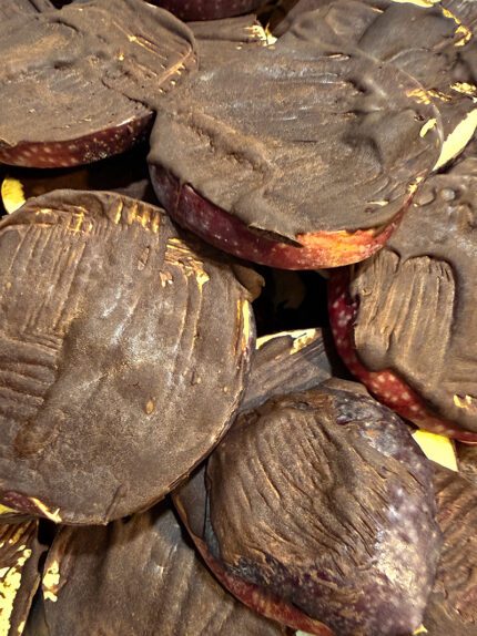 Plastry liofilizowanego jabłka pokryte cienką warstwą czekolady. Naturalna przekąska Johny Catch, wegańska, bez cukru i oleju palmowego.