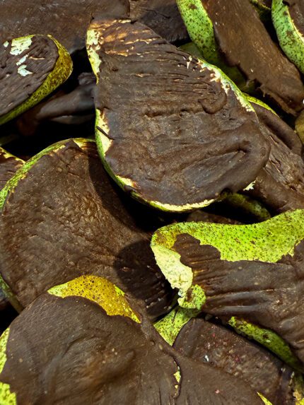 Plastry liofilizowanej gruszki pokryte cienką warstwą czekolady. Naturalny produkt Johny Catch, wegański, bez oleju palmowego i bez dodatku cukru.