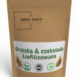 Opakowanie Johny Catch – Liofilizowana Gruszka z Czekoladą. Brązowy papierowy worek typu kraft z etykietą „Gruszka & czekolada liofilizowana”. Na etykiecie symbole: vegan, sugar free, natural ingredients, limited edition. Produkt naturalny, wegański, bez cukru