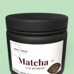 Słoik z ciemnego szkła Johny Catch Matcha + Cacao z serii Liofusion, zawierający matchę ceremonialną z kakao i liofilizowanym bananem.