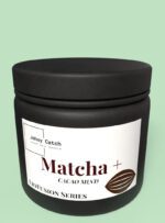 Słoik z ciemnego szkła Johny Catch Matcha + Cacao z serii Liofusion, zawierający matchę ceremonialną z kakao i liofilizowanym bananem.