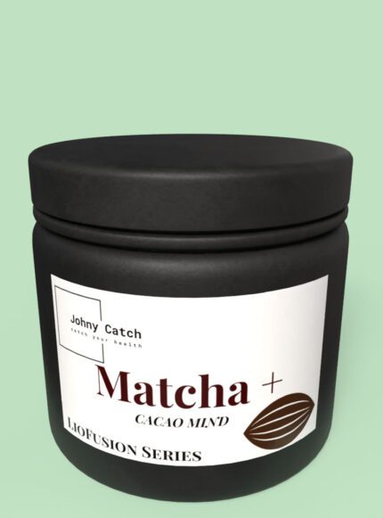 Słoik z ciemnego szkła Johny Catch Matcha + Cacao z serii Liofusion, zawierający matchę ceremonialną z kakao i liofilizowanym bananem.