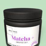 Słoik z ciemnego szkła z etykietą Johny Catch Matcha + Orange Zen z serii Liofusion, zawierający matchę ceremonialną z liofilizowaną pomarańczą i imbirem.
