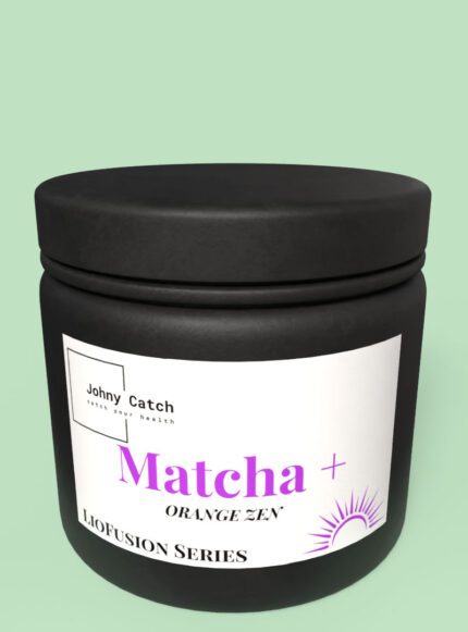 Słoik z ciemnego szkła z etykietą Johny Catch Matcha + Orange Zen z serii Liofusion, zawierający matchę ceremonialną z liofilizowaną pomarańczą i imbirem.