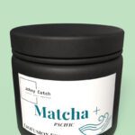 Słoik z ciemnego szkła Johny Catch Matcha + Pacific z serii Liofusion, zawierający matchę ceremonialną z czarną porzeczką i spiruliną pacyficzną.