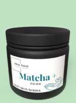 Słoik z ciemnego szkła Johny Catch Matcha + Pacific z serii Liofusion, zawierający matchę ceremonialną z czarną porzeczką i spiruliną pacyficzną.