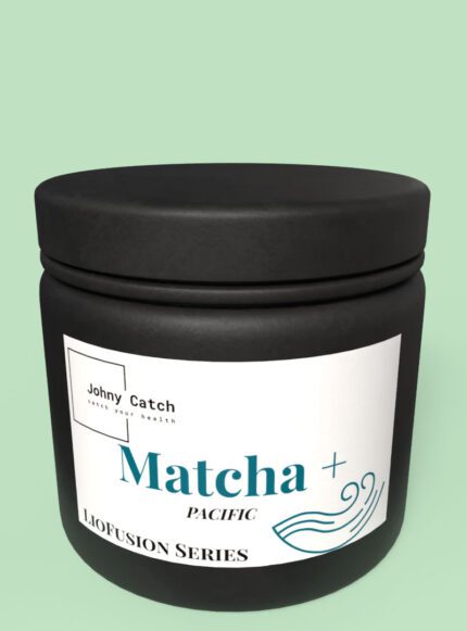 Słoik z ciemnego szkła Johny Catch Matcha + Pacific z serii Liofusion, zawierający matchę ceremonialną z czarną porzeczką i spiruliną pacyficzną.