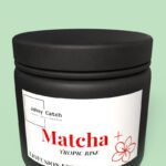 Słoik z ciemnego szkła Johny Catch Matcha + Tropic Rise z serii Liofusion, zawierający matchę ceremonialną z ananasem i miętą.