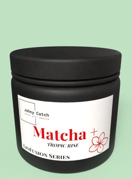 Słoik z ciemnego szkła Johny Catch Matcha + Tropic Rise z serii Liofusion, zawierający matchę ceremonialną z ananasem i miętą.