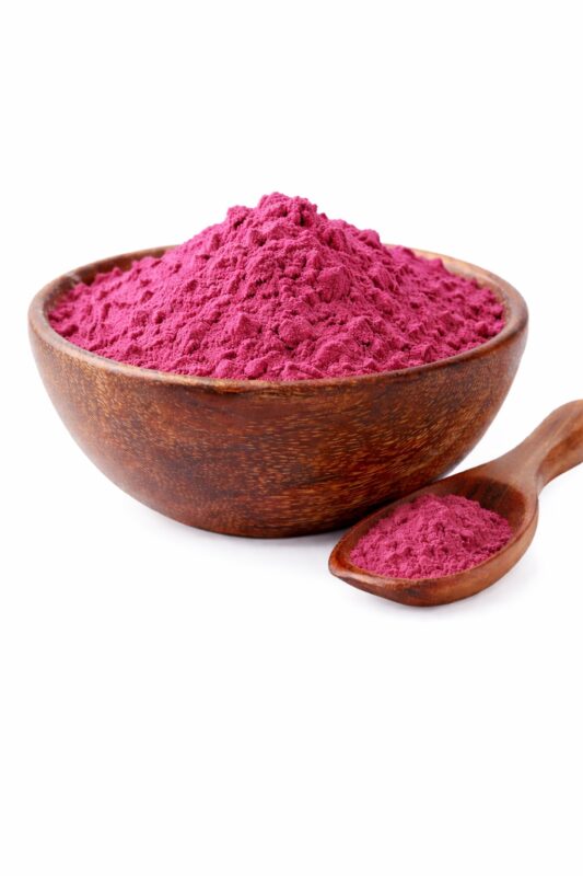 Malinowo-śliwkowy proszek funkcjonalny w drewnianej misce z łyżką – BioAlchemy Pure Inside