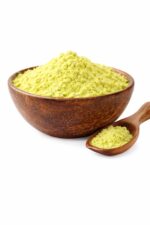 Żółto-zielony proszek funkcjonalny w drewnianej misce z łyżką – BioAlchemy Inner Power