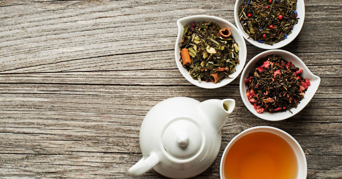 Różne mieszanki herbat funkcjonalnych z ziołami i owocami przygotowane do parzenia