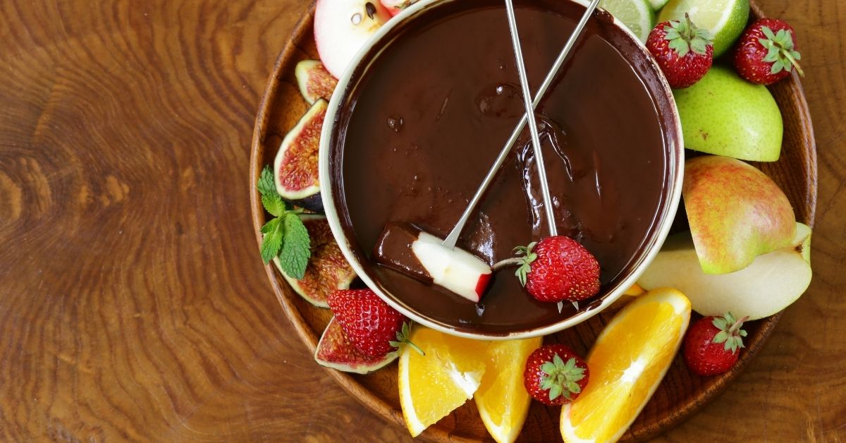 Owoce zanurzane w czekoladzie jako kontrolowana forma deseru