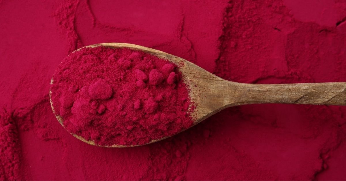 Proszek z naturalnych surowców roślinnych w drewnianej łyżce – forma żywności funkcjonalnej