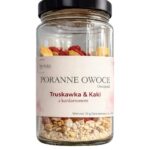 Szklany słoik z owsianką Poranne Owoce Truskawka i Kaki z kardamonem na białym tle – Johny Catch