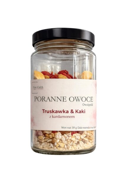 Szklany słoik z owsianką Poranne Owoce Truskawka i Kaki z kardamonem na białym tle – Johny Catch