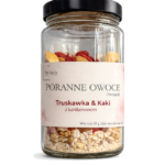 Szklany słoik z owsianką Poranne Owoce Truskawka i Kaki z kardamonem na białym tle – Johny Catch
