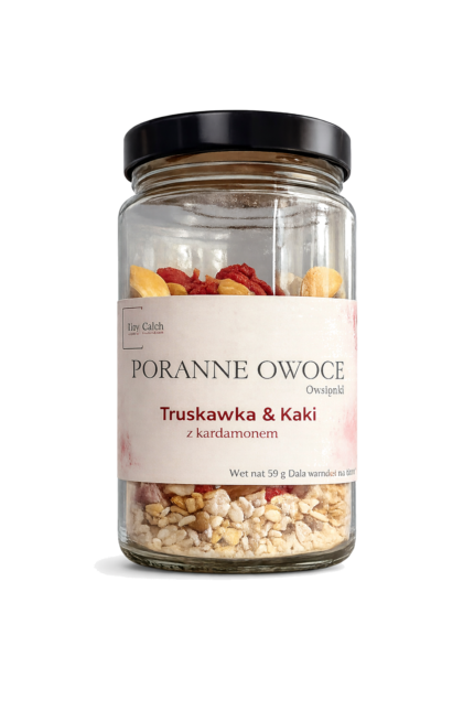 Szklany słoik z owsianką Poranne Owoce Truskawka i Kaki z kardamonem na białym tle – Johny Catch
